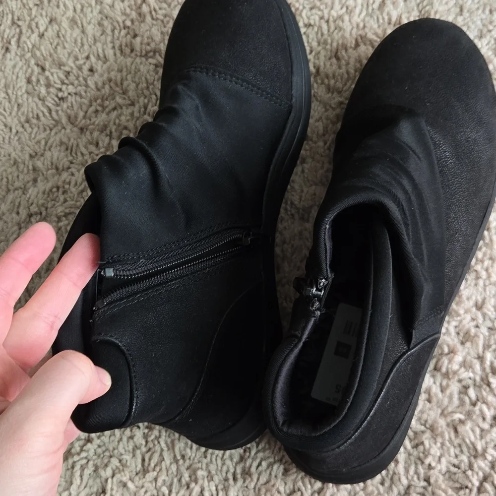 Clarks Womens Black Booties‎